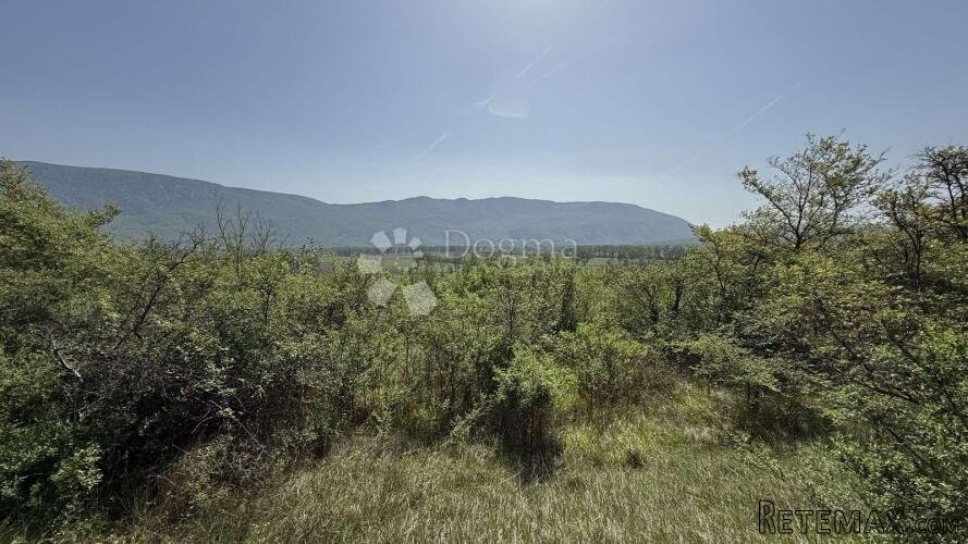 Građevinsko zemljište 2.500 m2 - 2