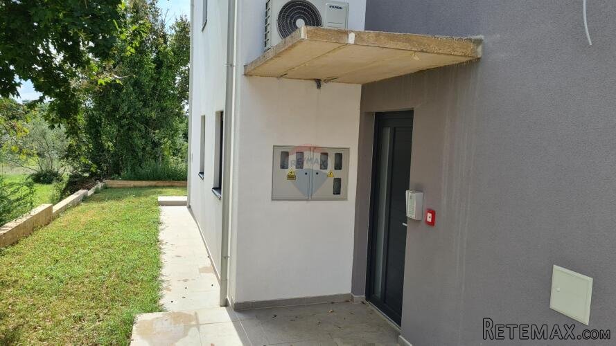 Poreč: Stan u prizemlju novogradnje s dvorištem 160 m2 - 2