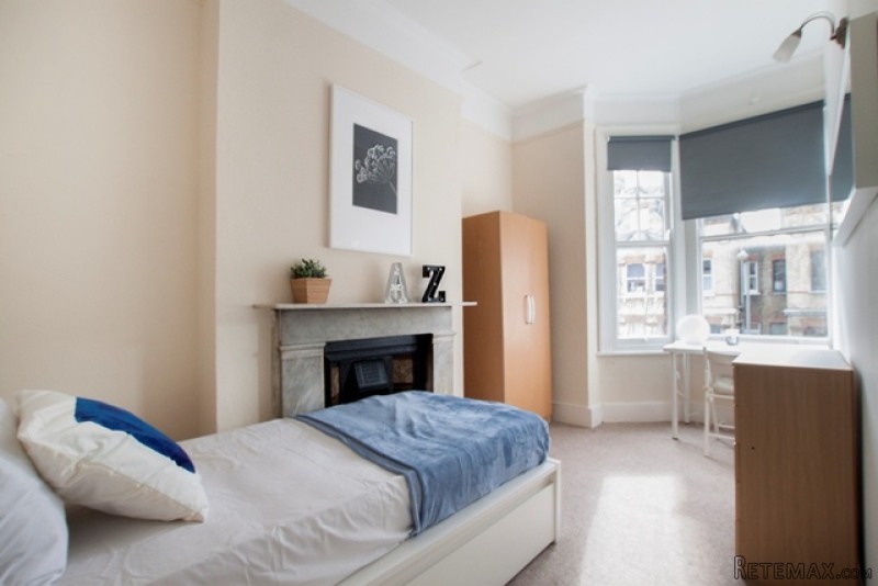 Single with double bed near East Putney..