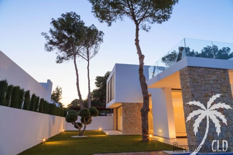 This modern villa is currently under construction and.. - 2