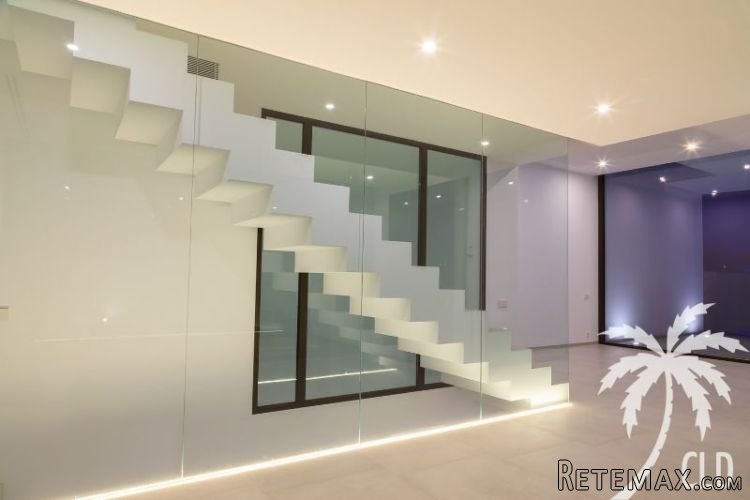 This modern villa is currently under construction and.. - 3