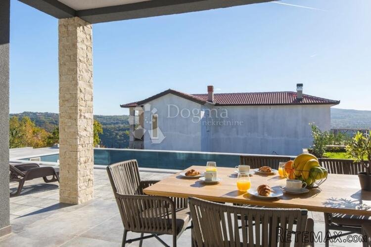 PRILIKA! KUĆA SA BAZENOM I POGLEDOM NA STARI GRAD, NOVOGRADN - 5