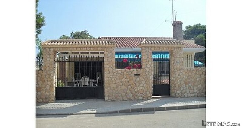 DETACHED VILLA - ONLY 300 METRES TO THE..