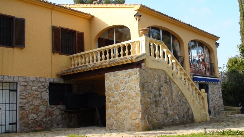 Detached villa walking distance to the..