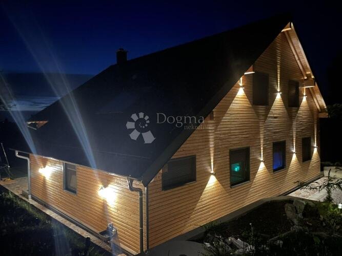 Drvena kuća u naručju šume - 2