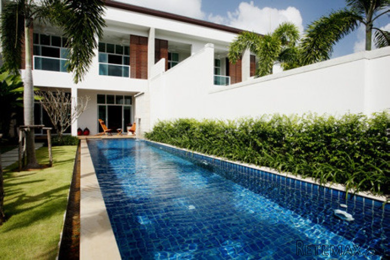 Freehold 3 Bedroom Duplex Condominiums..