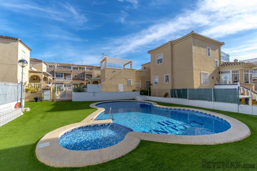 Casa adosada en Playa Flamenca, a 300 metros de la playa2..
