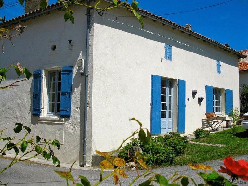 2 Bedroom Country House For Sale