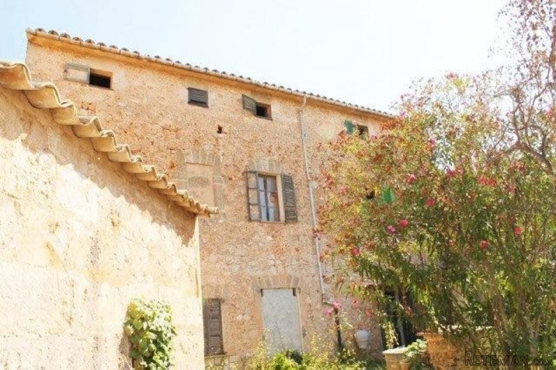 Enchanting house with large garden in..