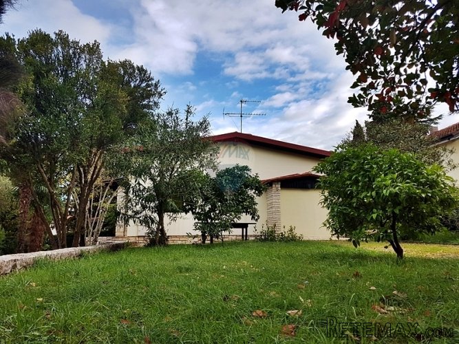 Kuća blizu mora sa velikom okućnicom - odlična lokacija - 2