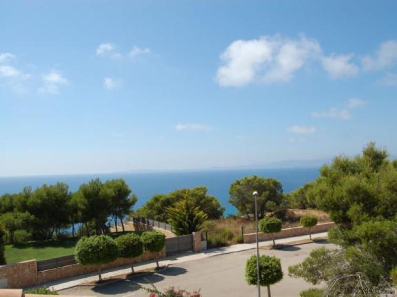 Villa With Top Finishings And Sea Views..