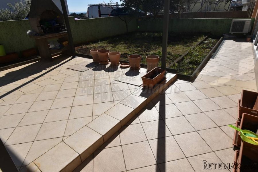 Apartman s 3 spavaće sobe i okućnicom! Grad Krk! - 7