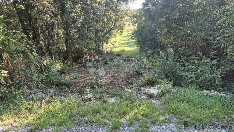 Prodaje se građevinsko zemljište površine 1024 m2 - 2