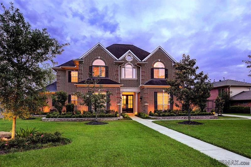 5 bedroom House For Sale: 5221 Pine..