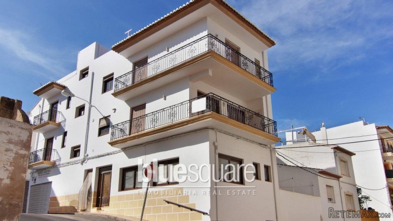 5 Bedroom 4 Bathroom Townhouse with..