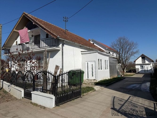 Prodajem kucu-smeštaj za radnike