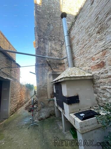 Prodaje se kamena kuća za renovaciju u srcu Vodnjana - 2