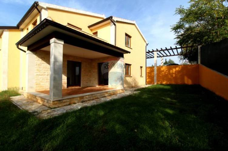 Dvojna kuća sa okućnicom nedaleko Poreča