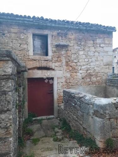Kamena priča za renovaciju, te 550 m2 vrta!
