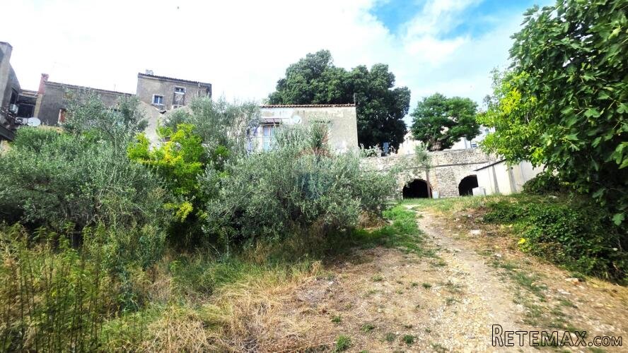 Istra,Buje-dvije kuće s dvorištem i pogledom na more