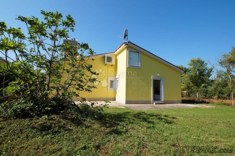 PREDIVNA PRIZEMNICA SA BAZENOM - 2 km OD MORA - 8