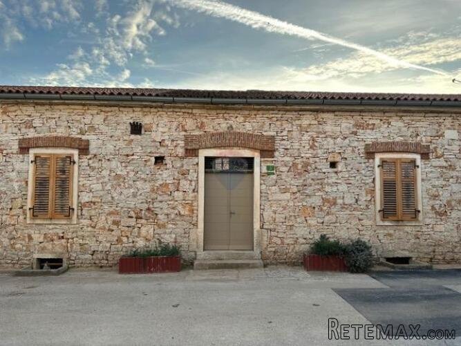 Istra, prekrasna autohtona nekretnina od 560 m2 sa šternom