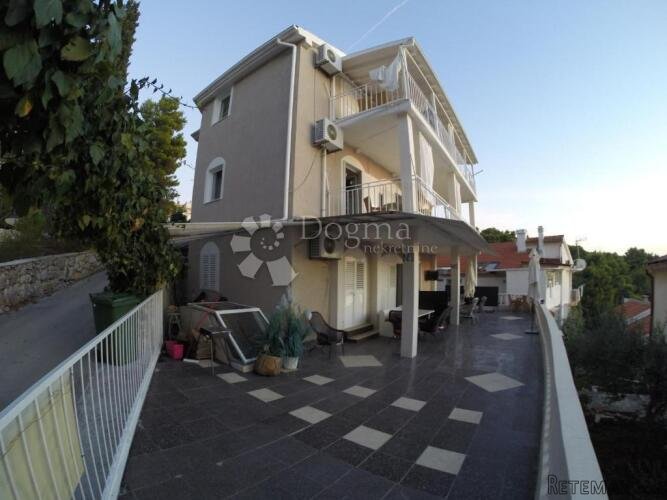 PRIMOŠTEN- KUĆA S 9 APARTMANA I TOP POGLEDOM - 3