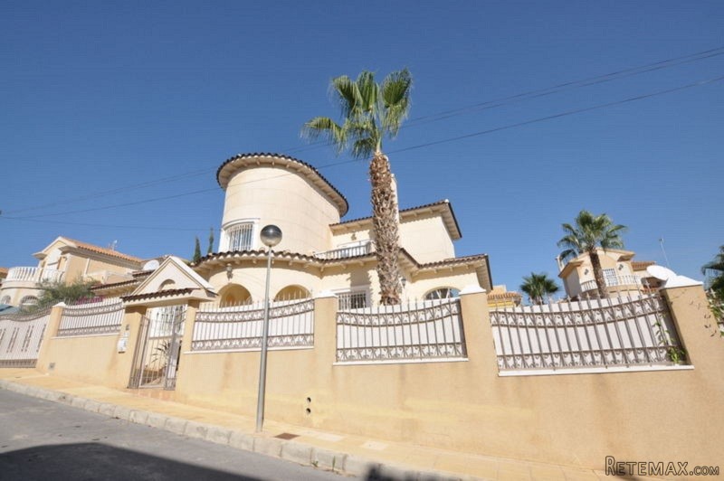 6 Beds Large Family Executive Residence..