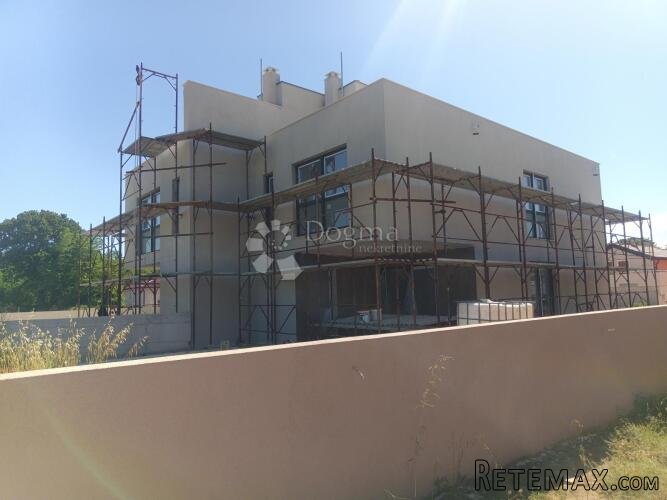 Novogradnja - 127,5m2 s bazenom i krovnom terasom