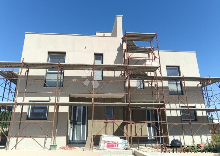 127,5m2,bazen,krovna terasa i blizina mora