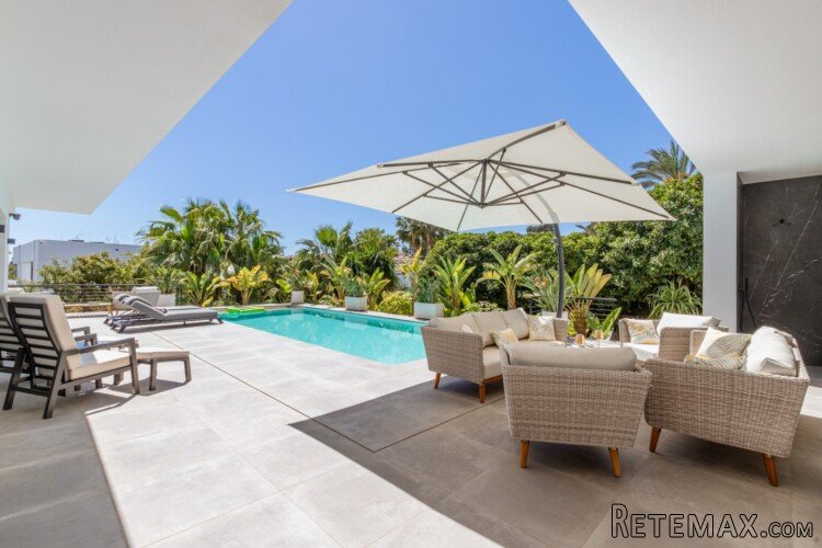 This modern villa in Solpark, Moraira is within easy.. - 2