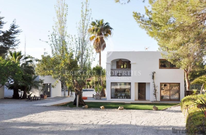 A beautiful 6 bedroom villa near the..