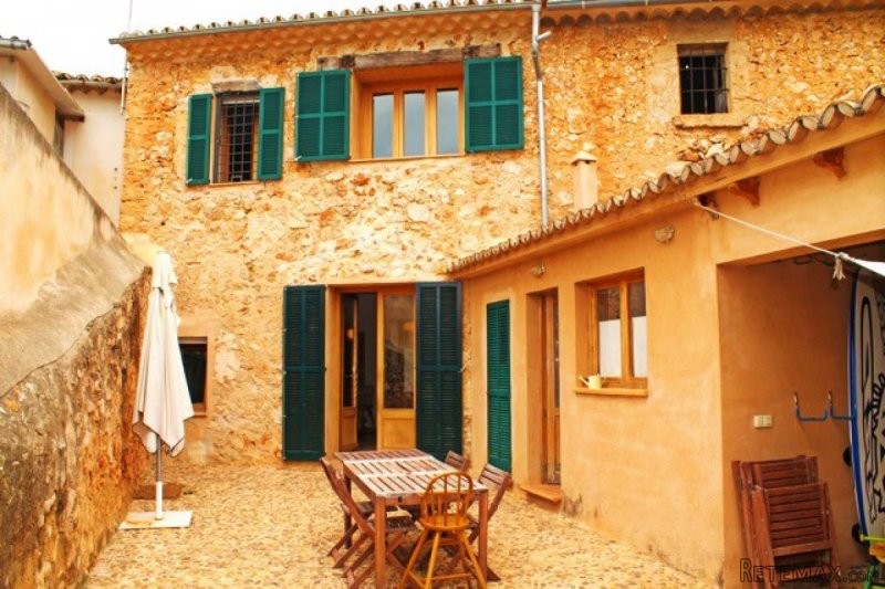 Refurbished house with garden in Santa..