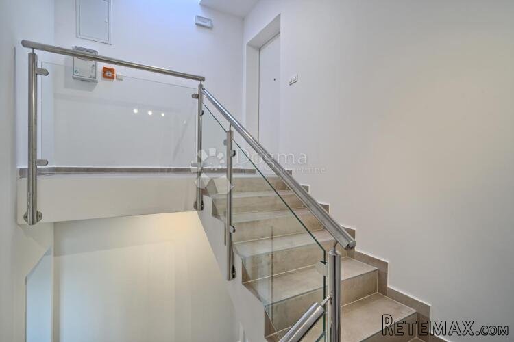 BRODARICA- PENTHOUSE 120M OD MORA BS4 - 3