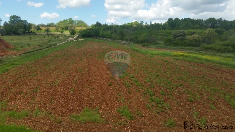 GRAĐEVINSKA PARCELA NA FREKVENTNOJ LOKACIJI!