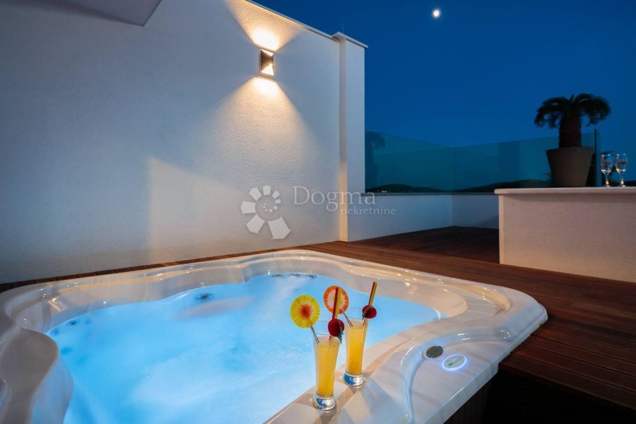 VILLA SA BAZENOM U ROGOZNICI, PRILIKA! - 6