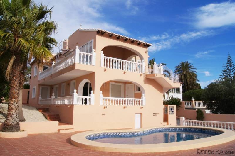 Large Luxury Villa 15 minutes walk into..