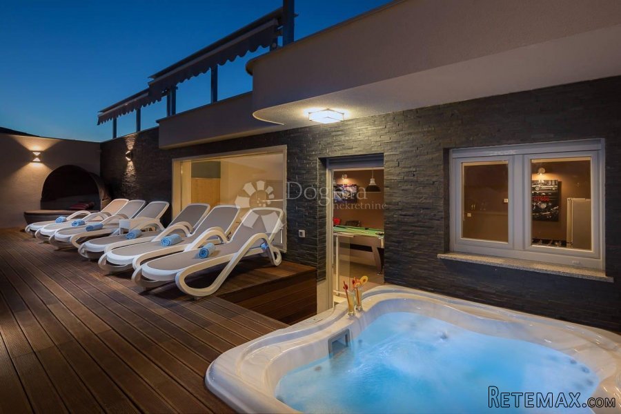 VILLA SA BAZENOM U ROGOZNICI, PRILIKA! - 9