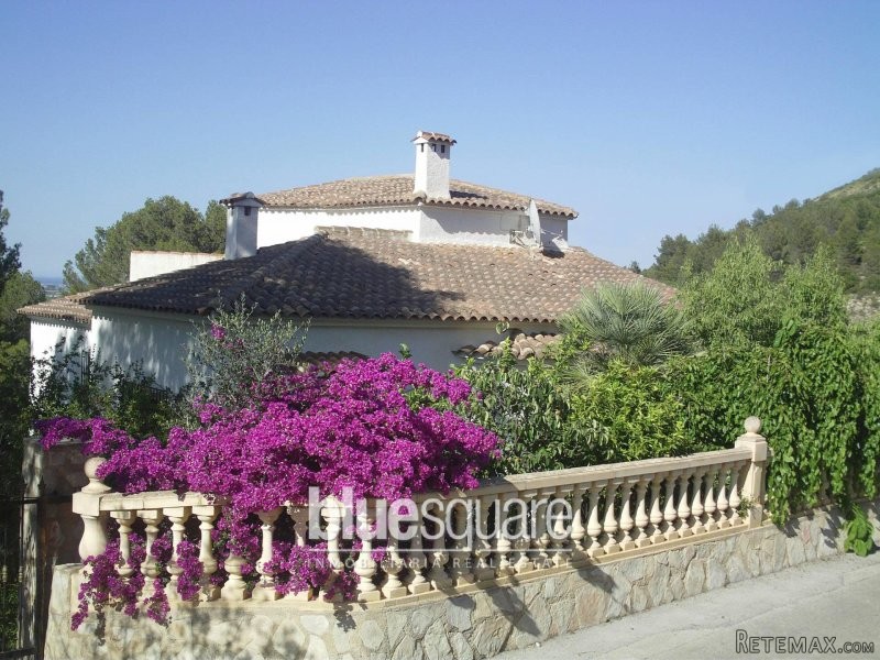 Four bedroom detached villa with pool.