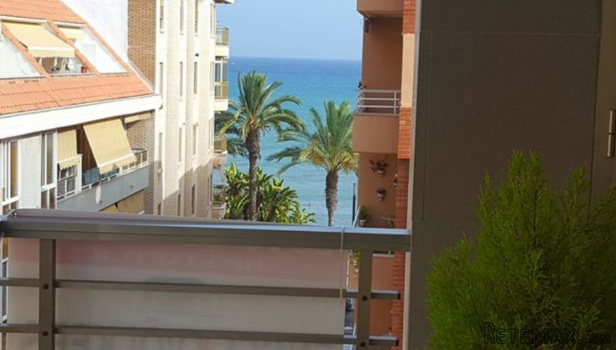 Ático a escasos metros de piscinas y ermita, dispone de..