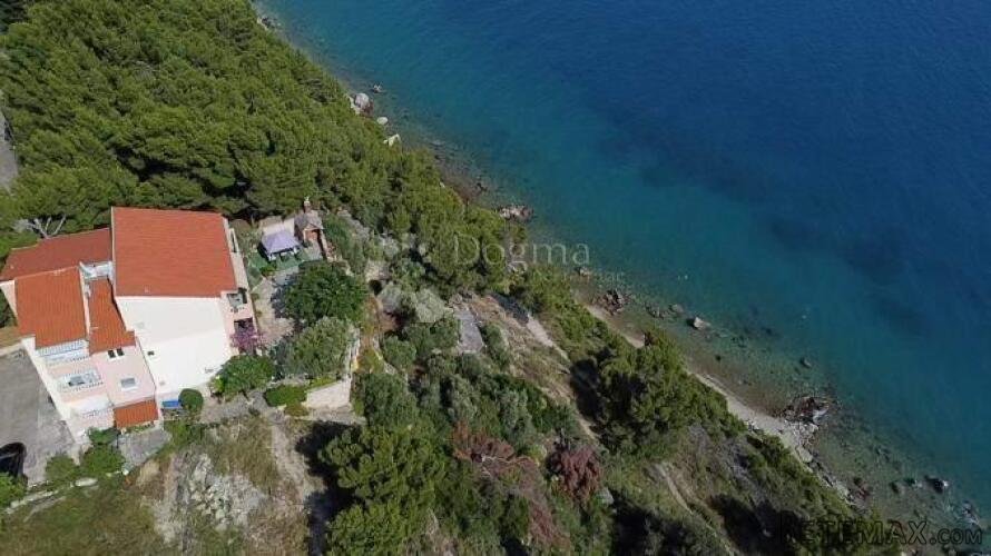 JEDINSTVENA PRILIKA – PROSTRANI ČETVEROSOBNI STAN S ČETIRI B