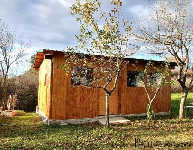 Poljoprivredno zemljište sa kamp kućicom