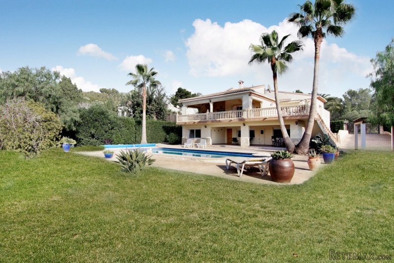 Luxury 5 bedroom villa close to the sea