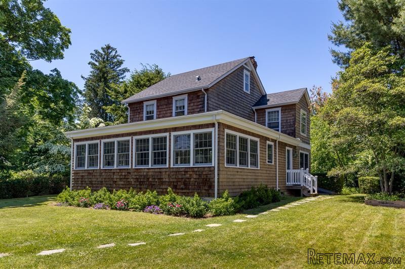 3 bedroom House For Sale: 2 Tower Lane..