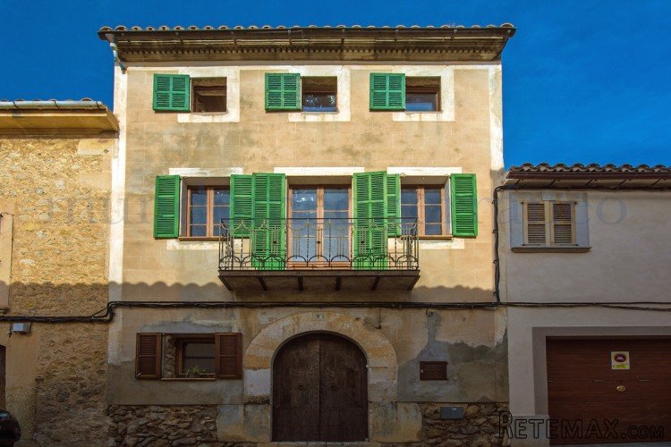 Large townhouse in the heart of Campanet built in the late..