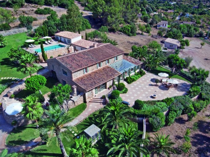This stunning finca on a plot of 18.500 m² has amazing.. - 2