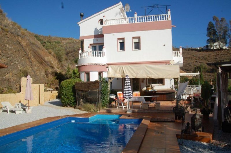 Villa for Sale in Arenas 320.000..
