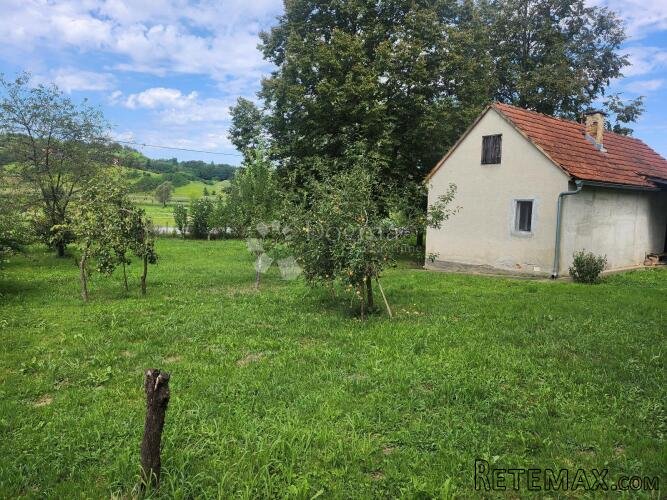 Kuća sa pomoćnim objektom i 7.438m² okućnice 4 min od Krapin