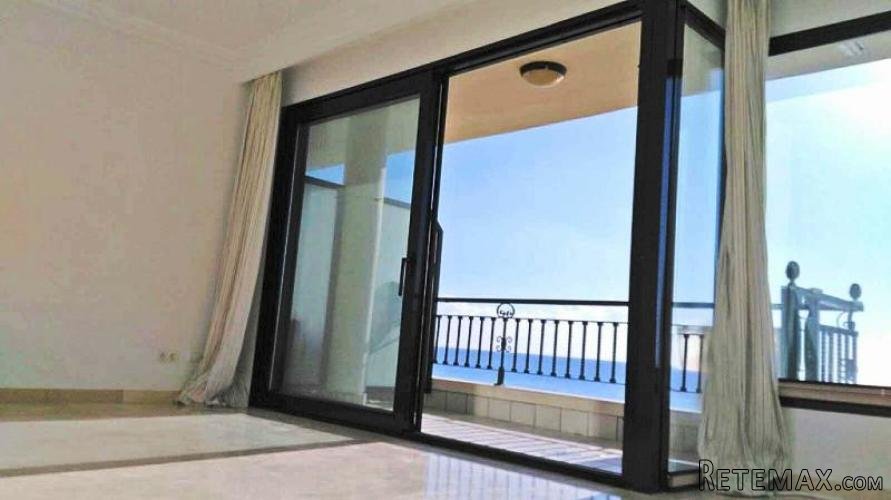 Unfurnished apartment on the first line, overlooking the..