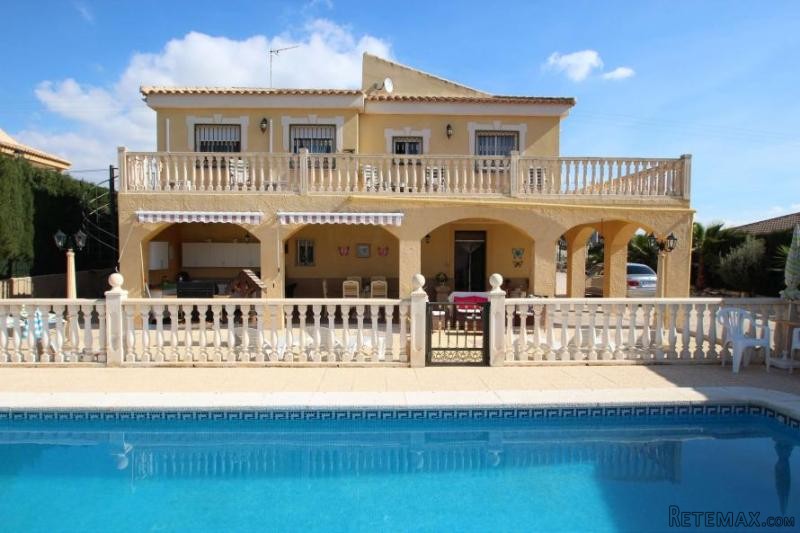 6 bedroom villa in Fortuna with pool..